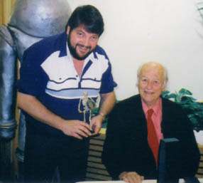 Mario Toland and Ray Harryhausen and the skeleton model from Jason and the Argonauts. 